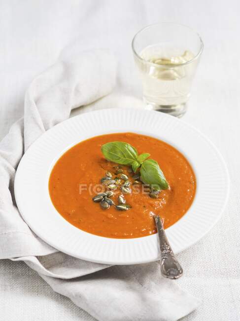 Sopa de creme de tomate no fundo branco — Fotografia de Stock