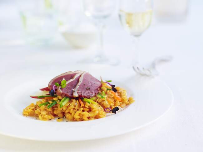 Smoked duck breast with lentils, carrots and lemongrass — Stock Photo