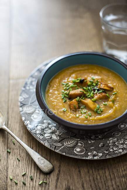 Смажений суп з маслянистого кабачка з цибулею — стокове фото