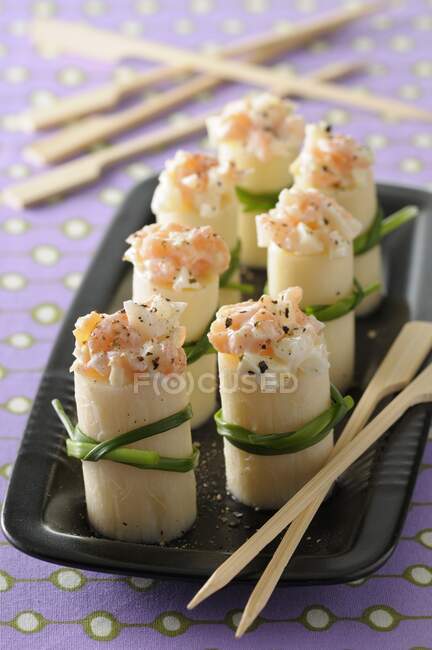 Palm heart rolls filled with salmon and fresh cheese — Stock Photo