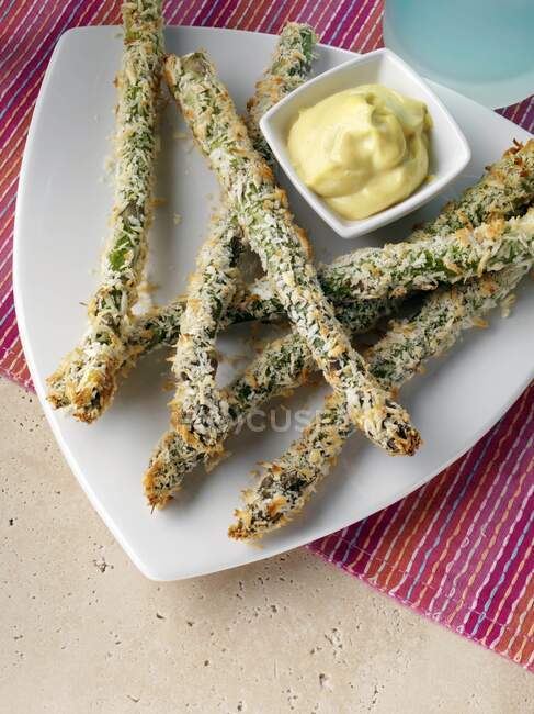 Fried asparagus and mayonnaise dip — Stock Photo