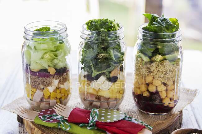 Saladas diferentes em jarros preparados para um brunch em um buffet — Fotografia de Stock