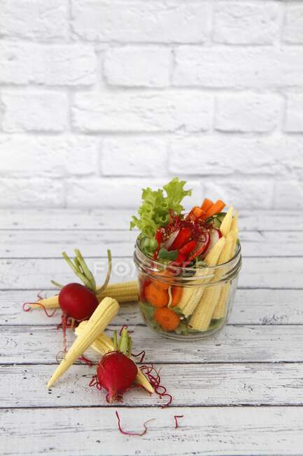 Salade crue végétalienne saine dans un bocal avec espace pour le texte — Photo de stock
