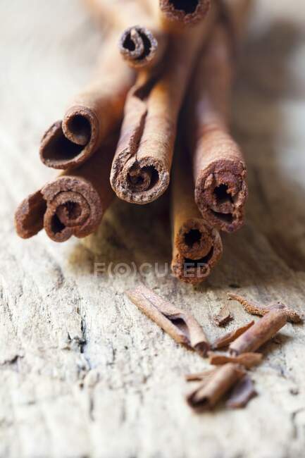Bâtonnets de cannelle sur une surface en bois — Photo de stock