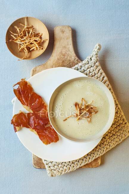 Celery and prosecco soup with serrano chips — Stock Photo