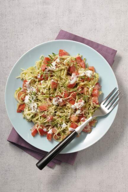 Courgette noodles with tomatoes, remoulade sauce and thyme — Stock Photo