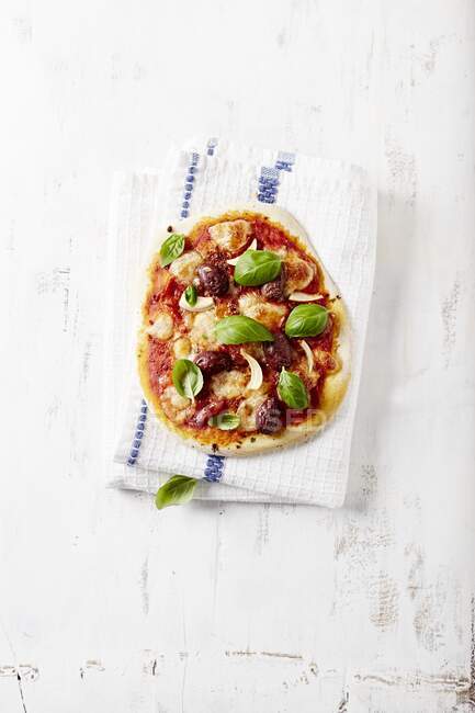 Mini pizza rustica con olive, aglio e salame — Foto stock
