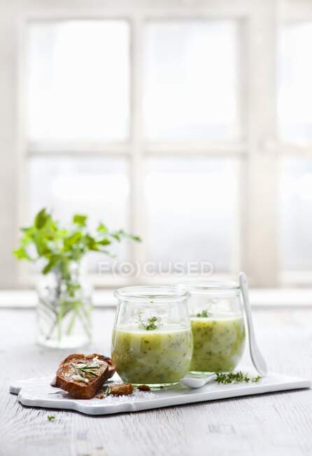 Герб і суп з картоплі в окулярах. — стокове фото