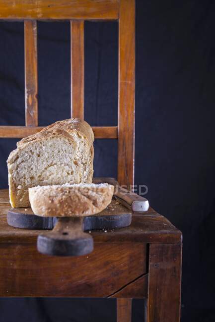 Pane tostato al cocco, affettato, su un tagliere — Foto stock