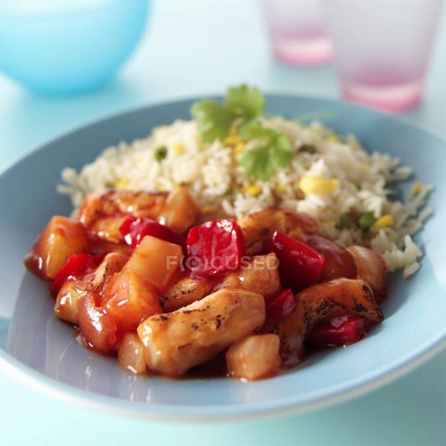 A bowl of sweet and sour chicken — Stock Photo