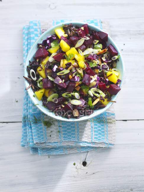 Салат из черного риса со свеклой и весенним луком — стоковое фото