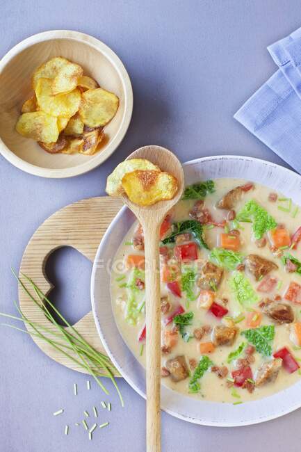 Savoy cabbage stew with homemade potato chips — Stock Photo