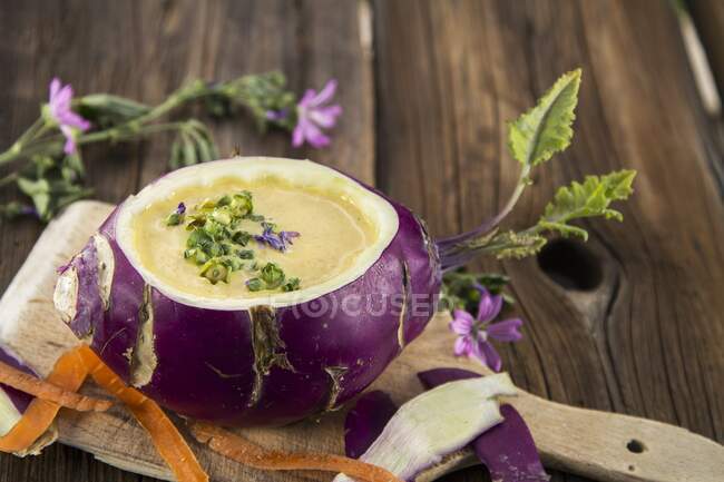 Sopa de crema vegetal con malva servida en un kohlrabi hueco - foto de stock