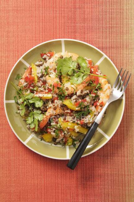 A lentil salad with shrimps and peppers — Stock Photo