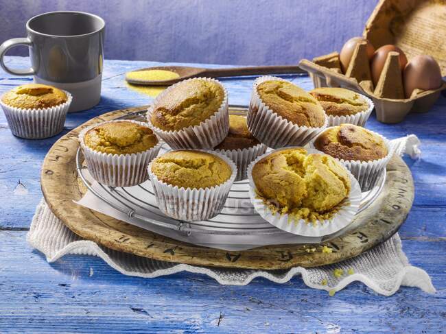 Muffins auf Tellern in Großaufnahme — Stockfoto