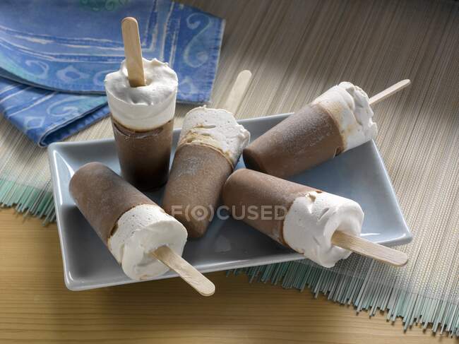 Paleo frozen hot chocolate pops - foto de stock