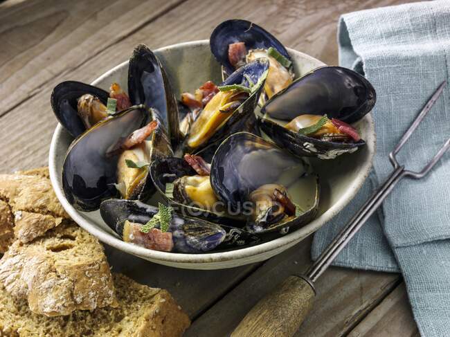 Mussels with cider and smoky bacon — Stock Photo