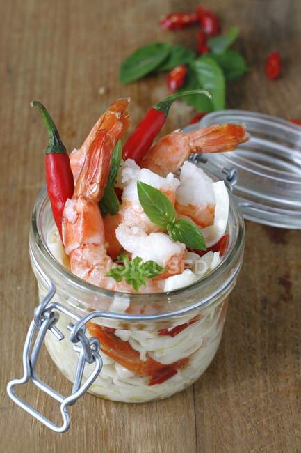 Noodles with prawns and chilis in glass jar — Stock Photo
