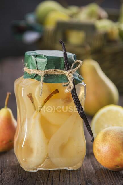 Тушковані груші зі смаком ванілі — стокове фото