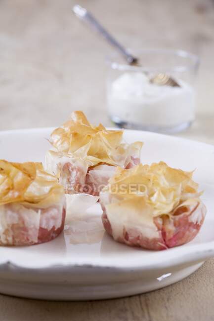 Savoury strudel muffins with beetroot and mackerel and a sour cream dip — Stock Photo
