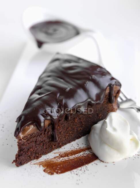 Fudge de chocolate fatia de bolo — Fotografia de Stock