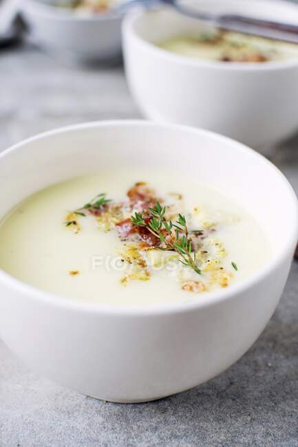 Cauliflower soup with bacon and thyme — Stock Photo