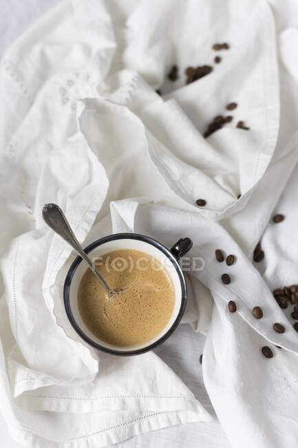 Крупным планом кофе и кофейных зерен — стоковое фото
