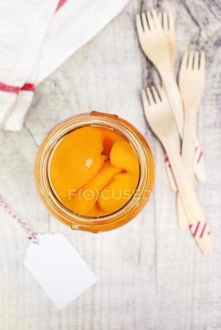 Peaches in syrup close-up view — Stock Photo
