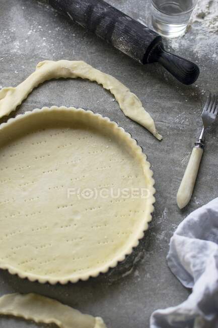 Pastry dough in a baking tin — Stock Photo