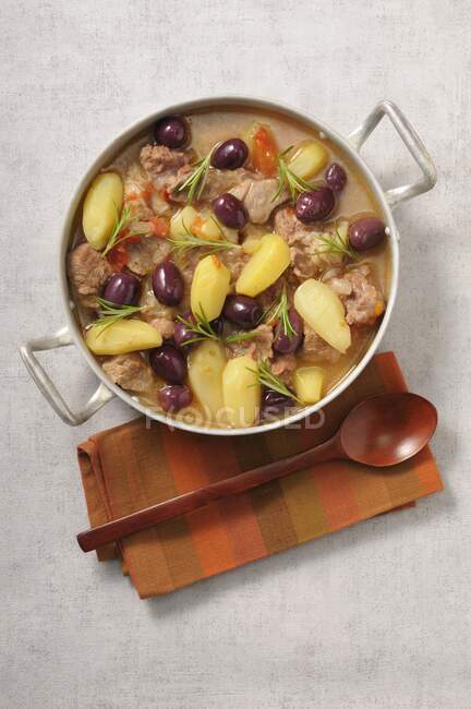 Ragoût de veau, de pomme de terre et d'olive — Photo de stock