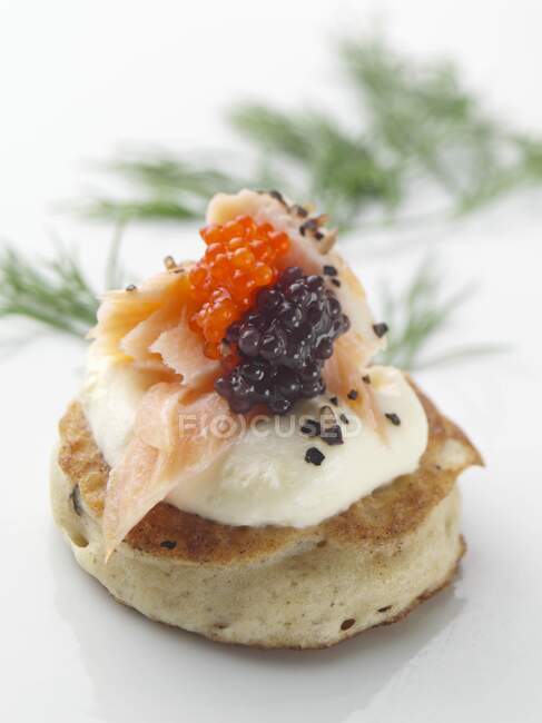 Buckwheat blini with smoked salmon and caviar — Stock Photo