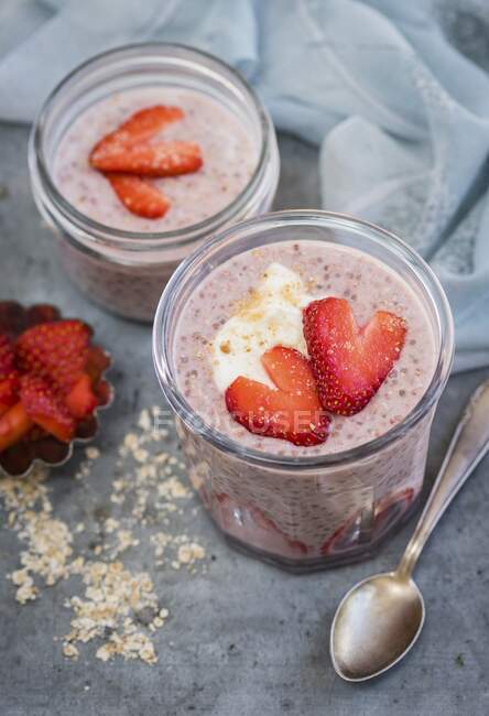 Overnight oats with strawberries — Stock Photo