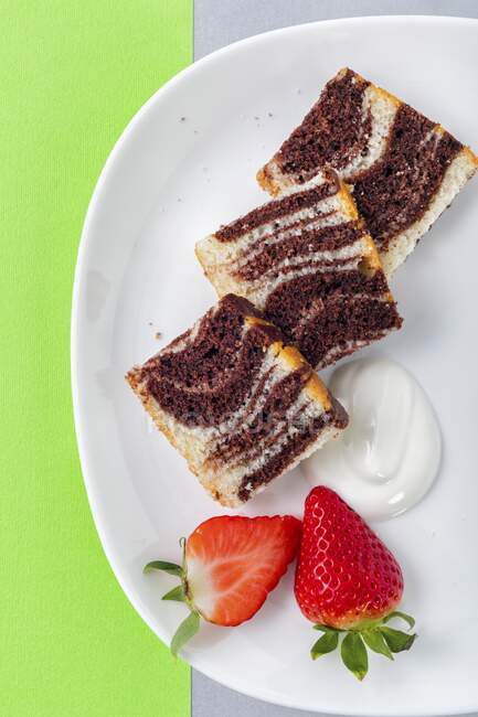 Мармуровий торт зі свіжою полуницею — стокове фото