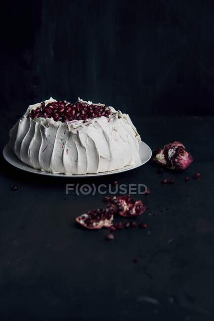 Pavlova Cake with fresh Pomegranate and its seeds — Stock Photo