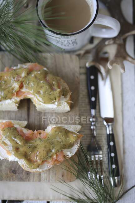 Sandwich de queso crema Filadelfia con salmón ahumado y mostaza dulce - foto de stock