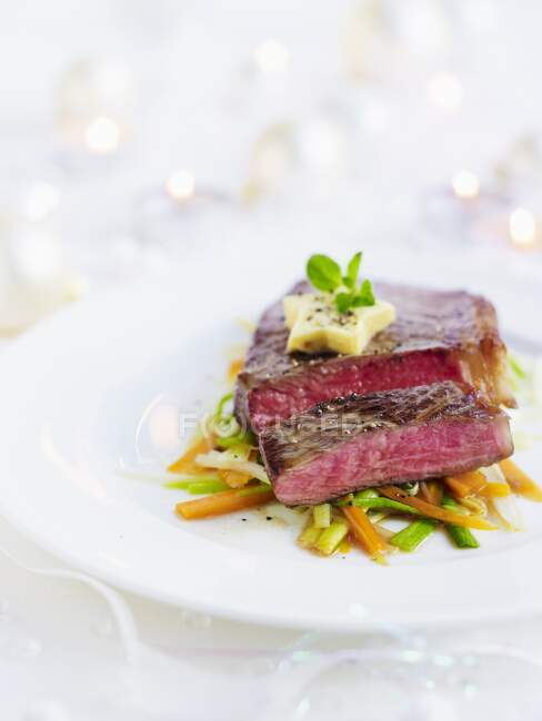 Entrecote with carrots and spring onions (Christmas) — Stock Photo