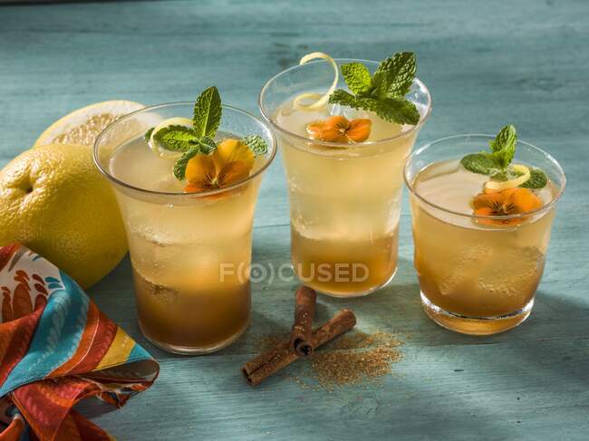 Cocktail di spritz tropicali con fiori e foglie di menta — Foto stock