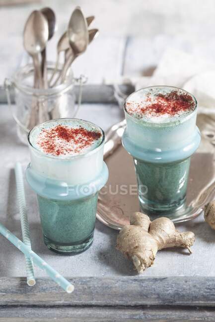 Lechuga de pitufo (leche vegetal vegana, espirulina azul, jengibre y remolacha en polvo) - foto de stock