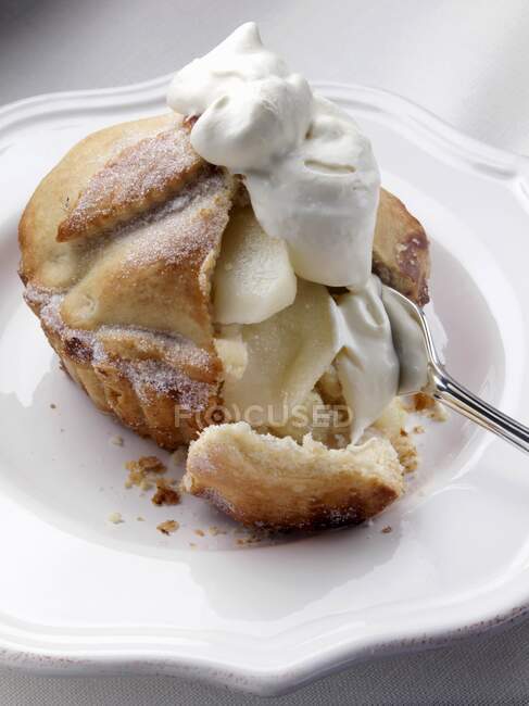 Mini pastel de manzana con helado y tenedor - foto de stock