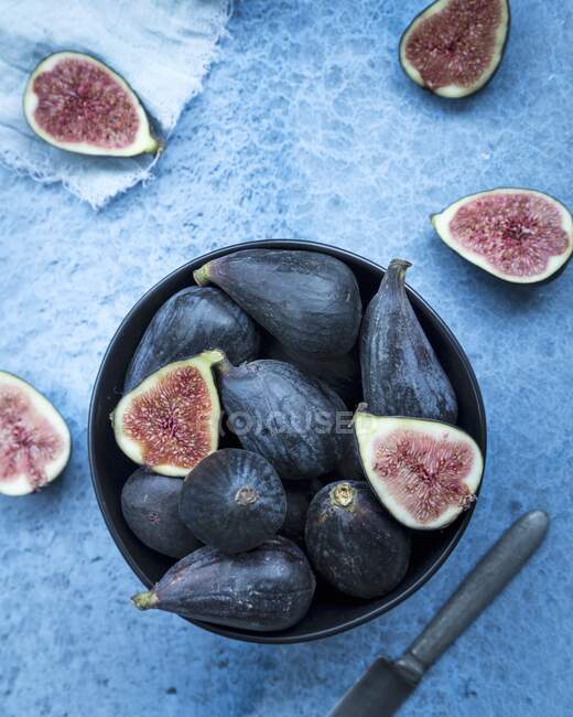 Figs in bowl close-up view — Stock Photo
