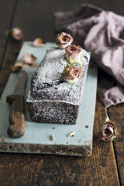 Шоколадний торт з сушеними бутонами троянд. — стокове фото
