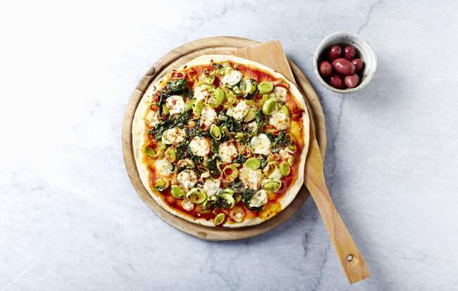 Pizza con spinaci, porri e mozzarella — Foto stock