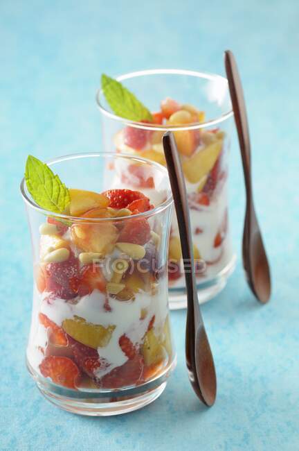 Sommer-Kleinigkeit mit Erdbeeren und Pinienkernen — Stockfoto