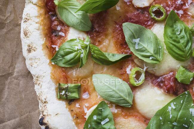 Hausgemachte Pizza mit Tomaten, Bocconcini und Basilikum — Stockfoto