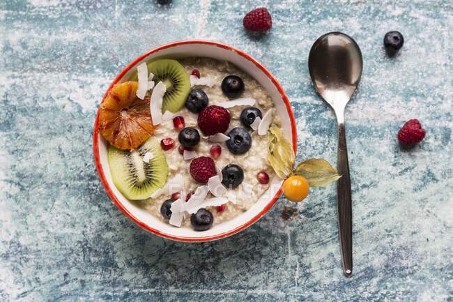 Porridge with amaranth and fruit — Stock Photo
