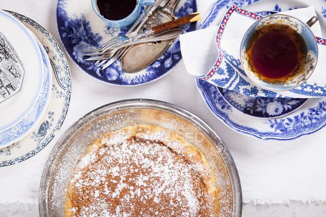 Gâteau au pudding à la vanille et tasses de thé — Photo de stock
