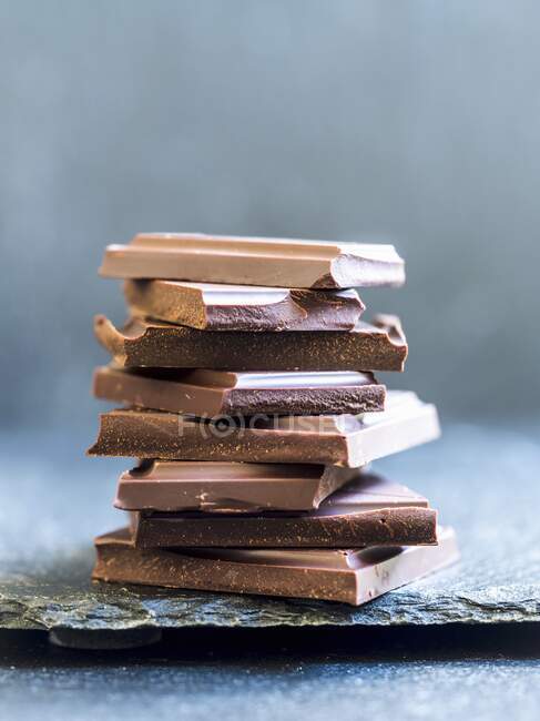Une pile de différents morceaux de chocolat — Photo de stock