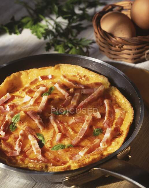 Uma omeleta de presunto em uma panela — Fotografia de Stock
