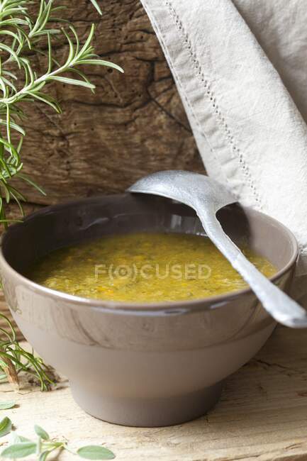 Sopa de verduras en un tazón - foto de stock