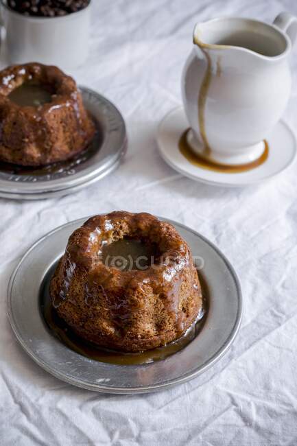 Sticky toffee pudding with caramel sauce — Stock Photo
